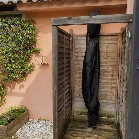 Holiday home Maison 5 Personnes Bord De Avec Jardin Amenage